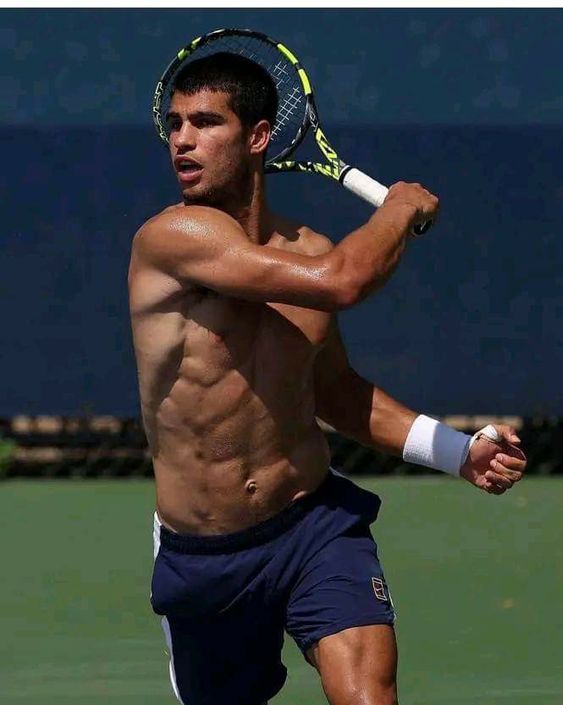 Carlos_Alcaraz_sampiyon_tenis_oynuyor